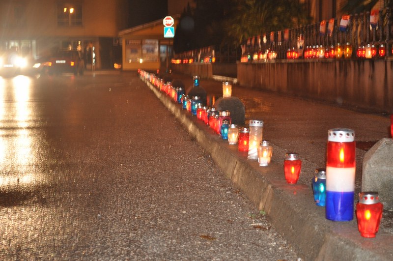 Građani Mostara paljenjem svijeća u Vukovarskoj ulici odali počast poginulim žrtvama za herojski grad Vukovar