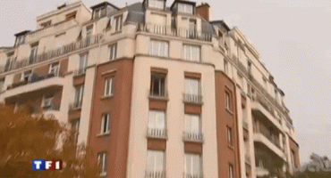 Beba pala sa 7 kata, odbila se od tendu kafića i pala u naručje prolaznika