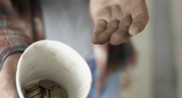 Tužna priča iz Mostara: Zimski grad i prosjakinja