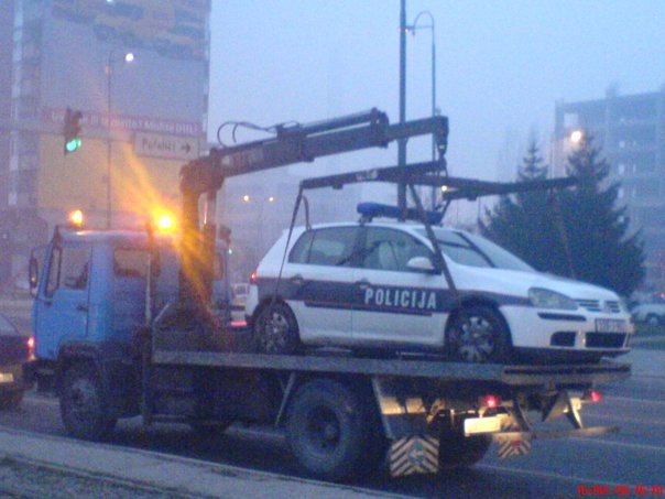 Kažnjen zbog poštenja: Policajac zovnuo “pauka” da ukloni nepropisno parkirano policijsko vozilo