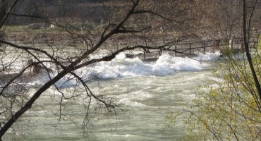 Zbog kiše u BiH poplavljene kuće, pokrenuta klizišta, blokirani putevi