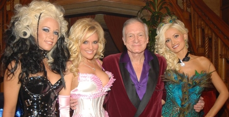 Hugh Hefner prodaje Playboy, no ne odriče se ljepotica u krevetu