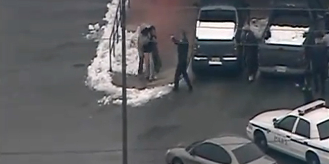 Policija ubila pljačkaša koji se poskliznuo na led držeći taokinju. Sve je snimala TV