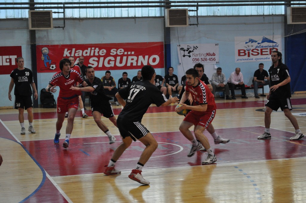 HMRK Zrinjski - RK Velež 31:25 (18:12)