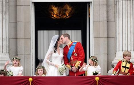 VJENČANJE STOLJEĆA Na balkonu Buckhingamske palače pao prvi bračni poljubac Williama i Kate