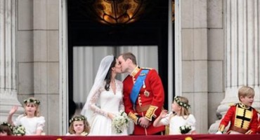 VJENČANJE STOLJEĆA Na balkonu Buckhingamske palače pao prvi bračni poljubac Williama i Kate