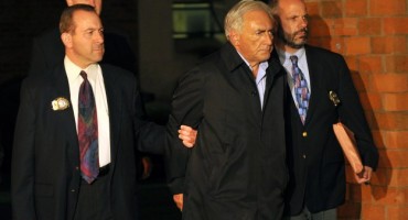 Prvog čovjeka MMF-a priveli kao najvećeg kriminalca