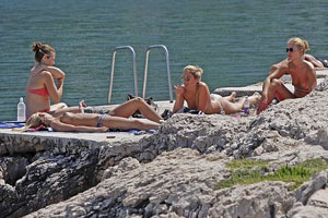Kupačice u toplesu na makarskim plažama, more do 24°C!