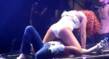 Rihanna zajahala djevojku iz publike i s njom simulirala seks