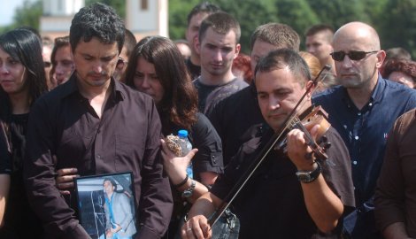 Pjevač Darko Radovanović sahranjen uz zvuke violine