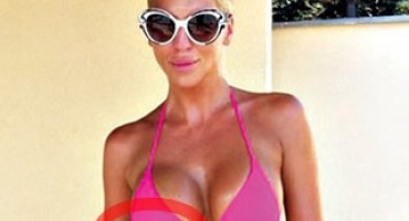 Karleuši se zgužvala dojka, Sekini fanovi likovali nad slikom!