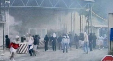 KFOR sa suzavcem ruši barikade na Kosovu