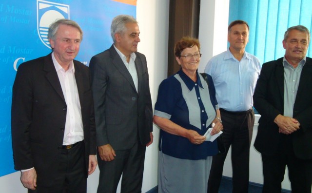 Bešlić i Halilović uručili ključeve vlasnicima 9 obnovljenih kuća