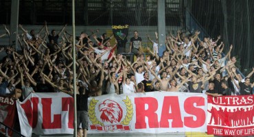 Sarajevska policija zbog hrvatske zastave brutalno pretukla i izbacila navijače Zrinjskog sa tribine