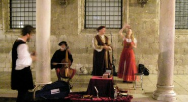 Nedjeljno večer na Stradunu