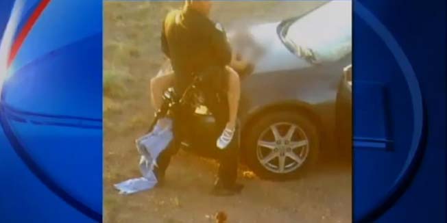 Uhićen na djelu: Kamera ulovila policajca na dužnosti dok se seksao na haubi službenog vozila
