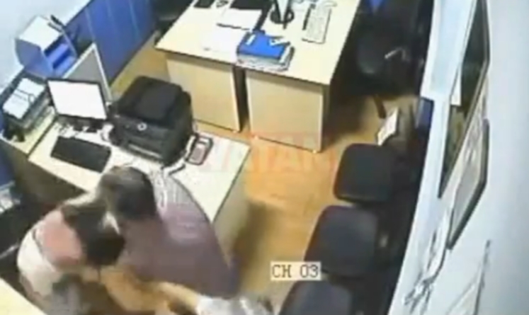 Nadzorne kamere otkrile: Policija premlatila ženu u postaji!