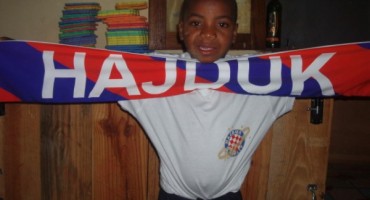 Mali navijači Hajduka u Tanzaniji