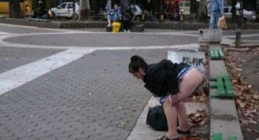 Užasavajuće: Žena obavlja nuždu usred bijela grada - Beograda!