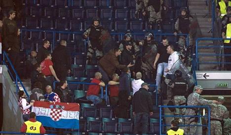 Beograd: Grupa srpskih navijača pokušala doći do Hrvata, na ulici se skandiralo "ustaške p...."