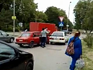 Urnebes: Dvojica pijanaca se potukli na semaforu u Srbiji