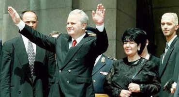 Urnebesna snimka: Kako je Sloba savjetovao sina da ne operira klempave uši 