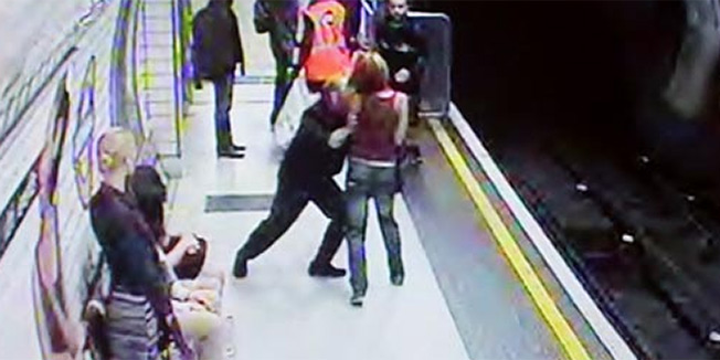 Pobiješnjeli prolaznik gurnuo djevojku s perona na tračnice metroa!