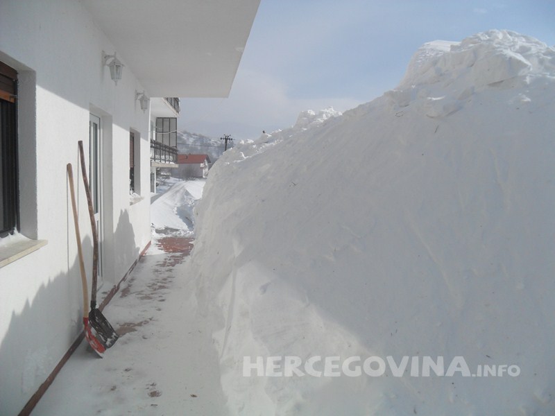 U Rakitnu snježni smetovi visoki nekoliko metara