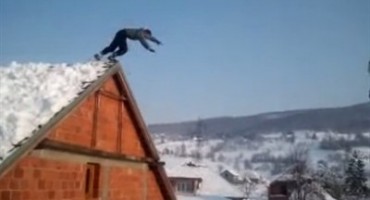 Hrabrost ili ludost: Mostarc skočio laste sa vrha kuće u snijeg