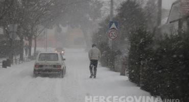 Izvanredno stanje u BiH: Djeca zbog snijega i do dva metra ne idu u školu, ceste blokirane
