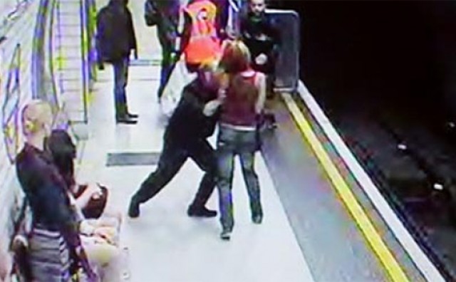 Pobiješnjeli prolaznik gurnuo djevojku s perona na tračnice metroa!