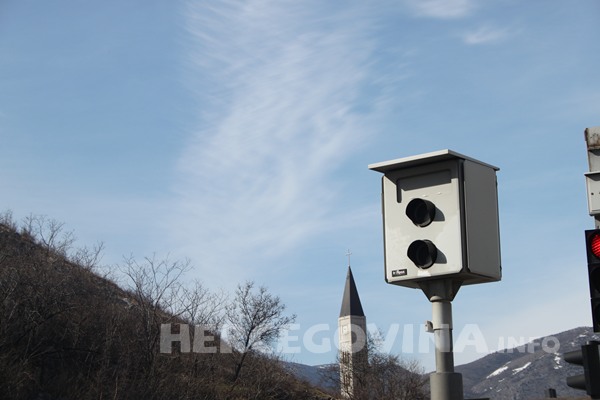 Vozači stranih automobila ignoriraju radare: Pukovnica HVO-a 14 puta snimljena kako se brzo vozi u autu makarskih pločica