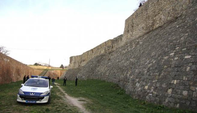 Šokantno: Tinejdžerica skočila sa tvrđave zbog nesretne ljubavi