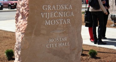 Inzko nije osudio pucanj na Vijećnicu u Mostaru, ali je pozvao na politički dogovor!