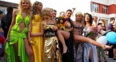 Neslana šala prije upisa na fakultet - Pustili amaterski pornić na maturalnoj večeri