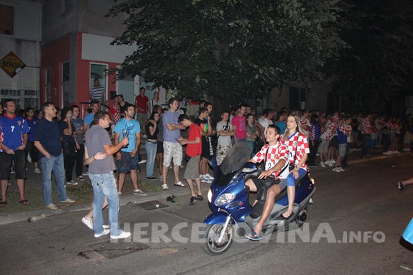 FOTO: Vatreno ludilo na ulicama Mostara