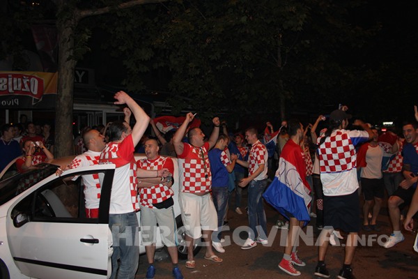 FOTO: Vatreno ludilo na ulicama Mostara
