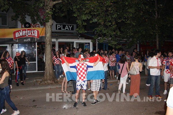 FOTO: Vatreno ludilo na ulicama Mostara