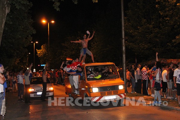FOTO: Vatreno ludilo na ulicama Mostara