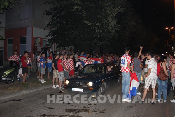 FOTO: Vatreno ludilo na ulicama Mostara
