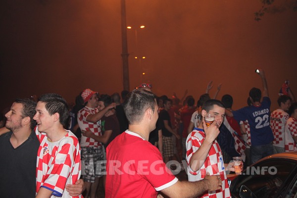 FOTO: Vatreno ludilo na ulicama Mostara