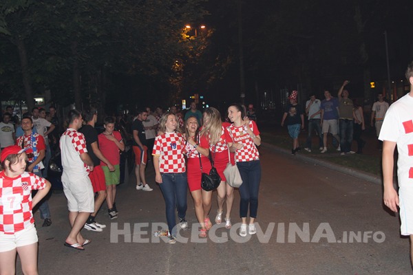 FOTO: Vatreno ludilo na ulicama Mostara