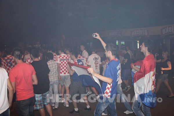 FOTO: Vatreno ludilo na ulicama Mostara