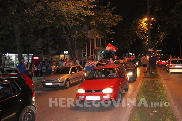 FOTO: Vatreno ludilo na ulicama Mostara