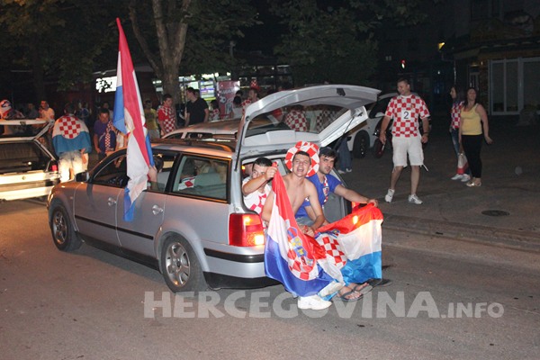FOTO: Vatreno ludilo na ulicama Mostara