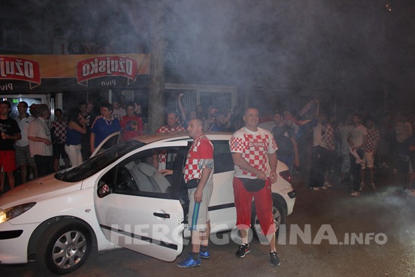 FOTO: Vatreno ludilo na ulicama Mostara