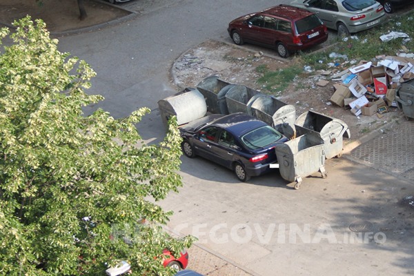 Mostar: Pješaci nemaju gdje baciti smeće