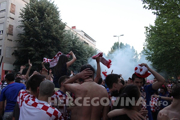 FOTO: Vatreno ludilo na ulicama Mostara