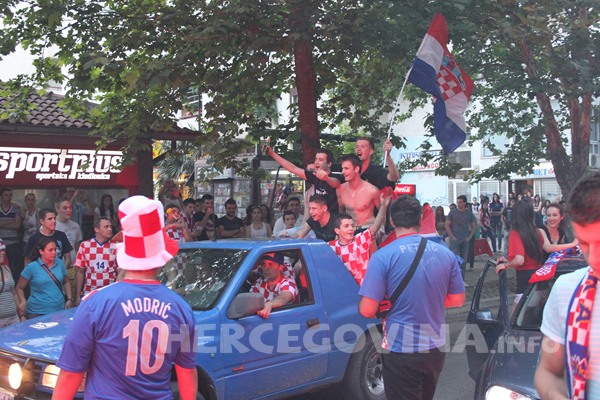 FOTO: Vatreno ludilo na ulicama Mostara