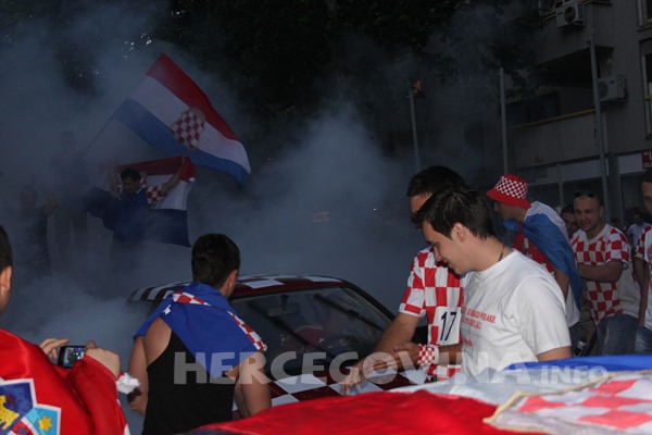FOTO: Vatreno ludilo na ulicama Mostara